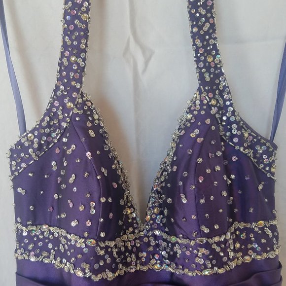 Elegant Halter Prom/Formal Dress (Size 7/8) - Picture 4 of 8